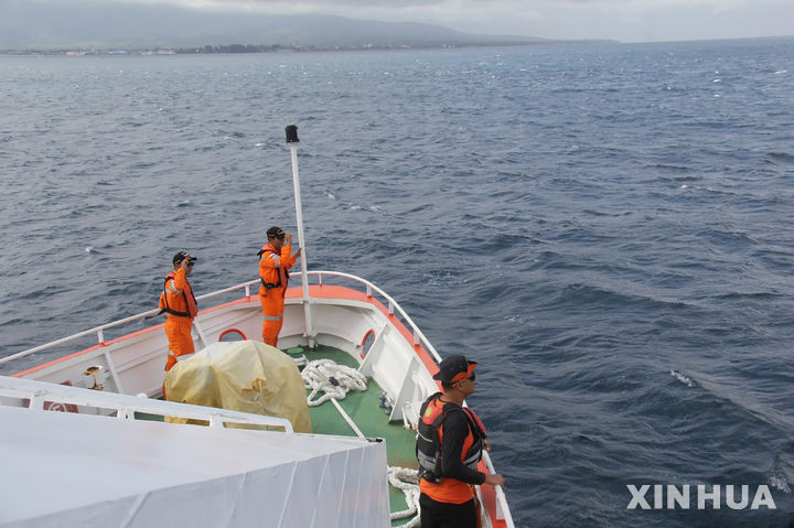 (인도네시아= 신화/뉴시스] 7월 4일 인도네시아 자바 섬 동해상에서 1일 침몰사고로 실종된 난파여객선 승객들을 수색 중인 구조대원들.&nbsp; 이 배에는 53명의 승객과 12명의 선원들, 10여대의 차량이 타고 있었다. 2025. 07.16.&nbsp;&nbsp; 