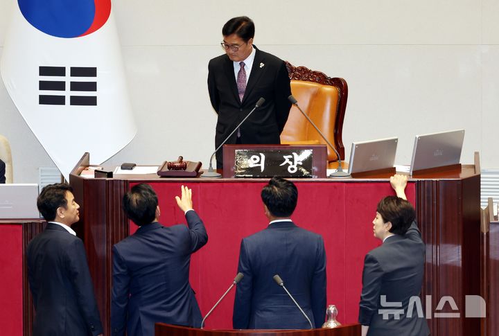 [서울=뉴시스] 조성봉 기자 = 송언석(아래 왼쪽 두번째) 국민의힘 비상대책위원장 겸 원내대표와 유상범 원내운영수석, 김은혜 원내정책수석이 4일 오후 서울 여의도 국회 본회의장에서 더불어민주당의 내부사정으로 본회의가 지연되는 것에 대해 우원식 국회의장에게 항의를 하고 있다. 이에 문진석(아래 왼쪽) 민주당 원내운영수석이 양해를 구하고 있다. 2025.07.04. suncho21@newsis.com