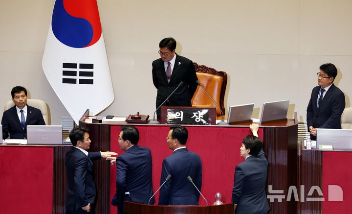 [서울=뉴시스] 조성봉 기자 = 송언석(아래 왼쪽 두번째) 국민의힘 비상대책위원장 겸 원내대표와 유상범 원내운영수석, 김은혜 원내정책수석이 4일 오후 서울 여의도 국회 본회의장에서 더불어민주당의 내부사정으로 본회의가 지연되는 것에 대해 우원식 국회의장에게 항의를 하고 있다. 이에 문진석(아래 왼쪽) 민주당 원내운영수석이 양해를 구하고 있다. 2025.07.04. suncho21@newsis.com