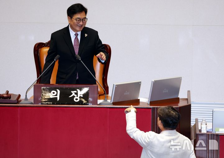 [서울=뉴시스] 조성봉 기자 = 권성동 국민의힘 의원이 4일 오후 서울 여의도 국회 본회의장에서 더불어민주당의 내부사정으로 본회의가 지연되자 우원식 국회의장에게 항의하고 있다.&nbsp; 2025.07.04. suncho21@newsis.com