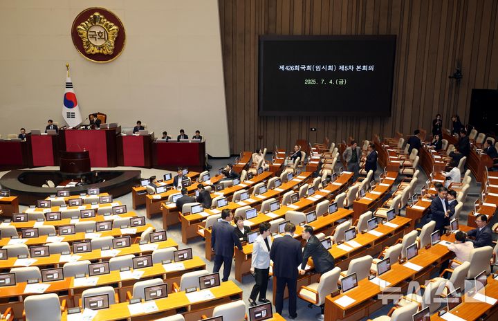 [서울=뉴시스] 조성봉 기자 =  국민의힘 의원들이 4일 오후 서울 여의도 국회 본회의장에서 회의가 더불어민주당의 내부사정으로 지연되자 항의하며 밖으로 나서고 있다.  2025.07.04. suncho21@newsis.com