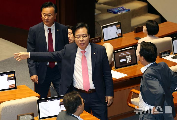 [서울=뉴시스] 조성봉 기자 = 송언석(가운데) 국민의힘 비상대책위원장 겸 원내대표와 유상범 원내운영수석부대표가 4일 오후 서울 여의도 국회 본회의장에서 회의 지연에 항의하며 밖으로 나서고 있다. 2025.07.04. suncho21@newsis.com