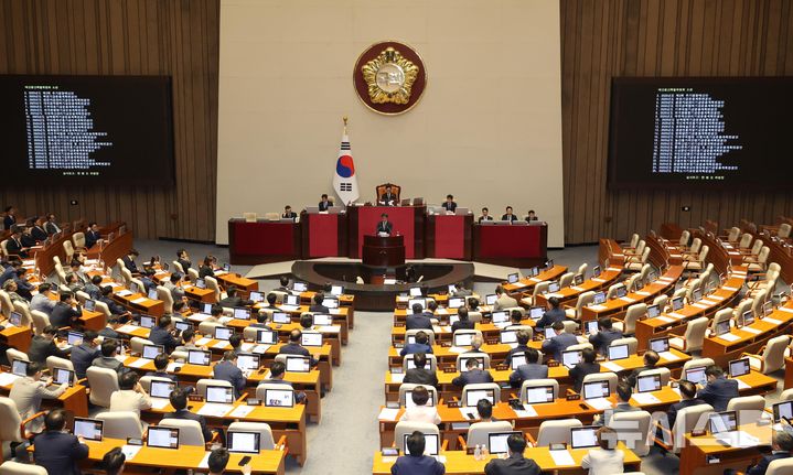 [서울=뉴시스] 조성봉 기자 = 사진은 한병도 국회 예결위원장이 지난 4일 오후 서울 여의도 국회에서 열린 제426회 국회(임시회) 제5차 본회의에서 2회 추가경정예산안(정부제출)에 대한 심사 보고를 하고 있는 모습. 2025.07.04. suncho21@newsis.com