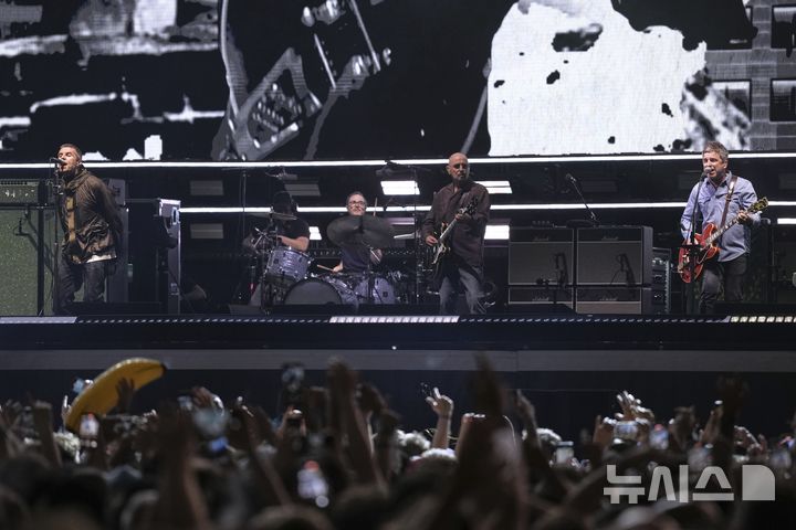 [카디프=AP/뉴시스] 오아시스가 4일(현지시간) 웨일스 카디프 프린시팰리티 스타디움에서 열린 이 팀의 재결합 투어 포문을 열고 있다.