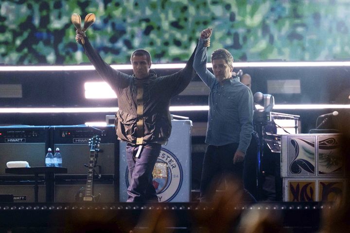 [카디프=AP/뉴시스] 리엄 갤러거가 4일(현지시간) 웨일스 카디프 프린시팰리티 스타디움에서 열린 이 팀의 재결합 투어의 첫 공연에서 노엘 갤러거의 손을 높이 들고 있다.