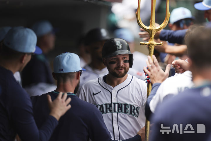 [시애틀=AP/뉴시스] 시애틀 매리너스의 칼 롤리가 5일(한국 시간) 미국 워싱턴주 시애틀의 T-모바일 파크에서 벌어진 2025 메이저리그(MLB) 피츠버그 파이리츠와의 경기에서 1회말 투런 홈런을 날린 뒤 동료들의 축하를 받고 있다. 2025.07.05