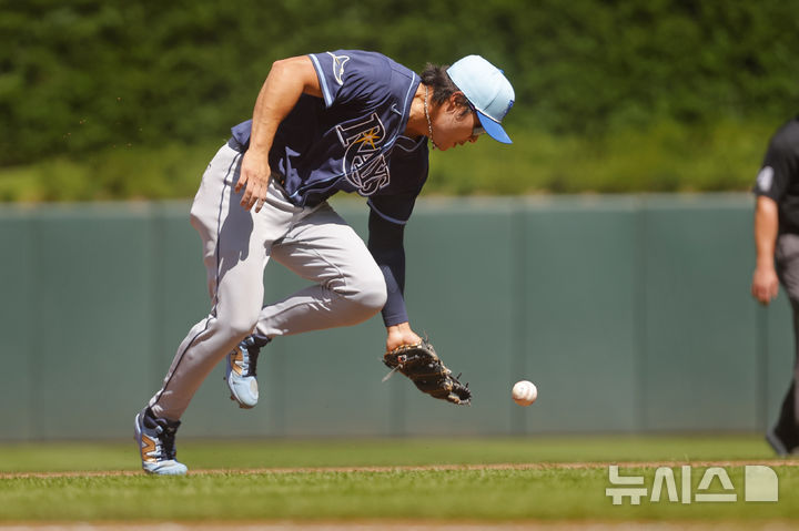 [미니애폴리스=AP/뉴시스] 탬파베이 레이스의 김하성이 5일(한국 시간) 미국 미네소타주 미니애폴리스의 타깃필드에서 벌어진 2025 메이저리그(MLB) 미네소타 트윈스와의 경기에서 2회말 수비를 하고 있다. 2025.07.05