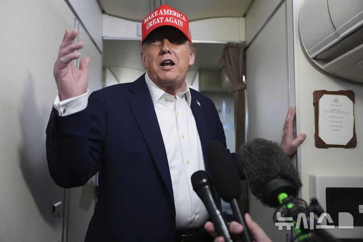 [에어포스원 기상=AP/뉴시스] 도널드 트럼프 미국 대통령이 4일 앤드루스 공군기지에서 뉴저지주 모리스타운으로 가는 전용기 에어포스원에 탑승해 기자단과 회견을 하고 있다. 2025.07.05
