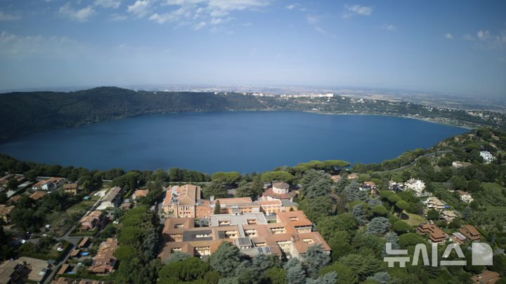 <font style="vertical-align: inherit;"><font style="vertical-align: inherit;">[카스텔 간돌포=AP/뉴시스] 지난 2일(현지 시간) 이탈리아 로마 남쪽 카스텔 간돌포에 위치한 교황 별장 인근의 알바노 호수 모습. 레오 14세는 6일부터 20일까지 여름휴가에 들어간다. 2025.07.07.</font></font>