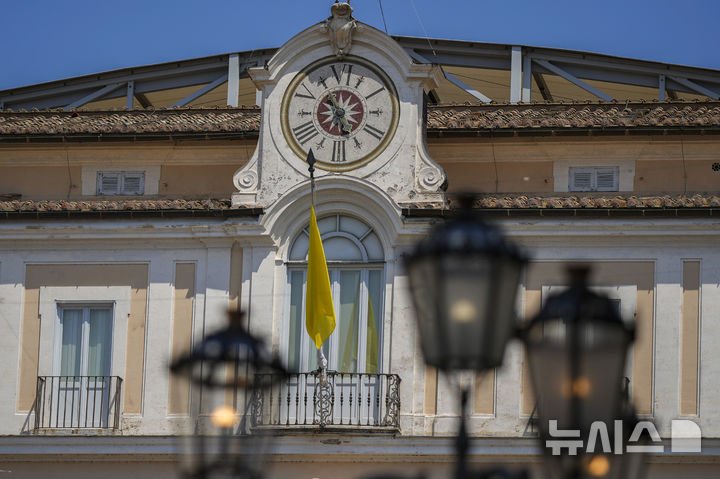 [카스텔 간돌포=AP/뉴시스] 지난 2일(현지 시간) 이탈리아 로마 남쪽 카스텔 간돌포에 위치한 교황 별장 모습. 레오 14세는 6일부터 20일까지 여름휴가에 들어간다. 2025.07.07.