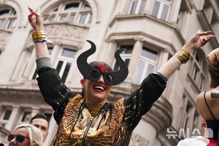 [런던=AP/뉴시스] 런던 소호에서 열린 2025 프라이드 퍼레이드 중 한 참가자가 트럭 위에서 춤을 추고 있다. 2025.07.05.