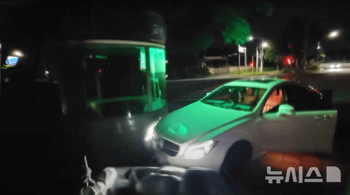 [뉴시스] 울산 남구의 한 도로에서 음주운전 차량이 교통 초소와 오토바이를 들이받고 도주한 사건이 일어났다 (사진= 대한민국 경찰청 유튜브) 