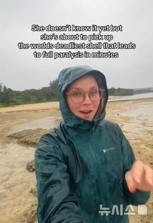 [뉴시스]한 틱톡커가 오키나와 해변에서 ‘예쁜 조개’를 주웠다가 죽을 뻔한 사연이 전해져 큰 충격을 안겼다. (사진=데일리메일 
