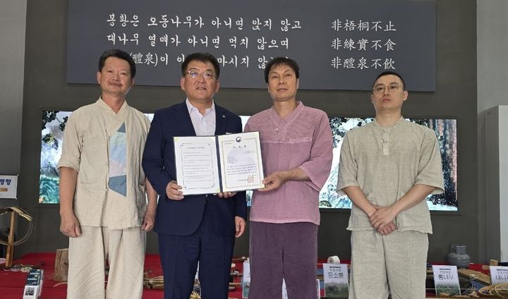  [예천=뉴시스] 성주경씨가 국가무형유산 '궁시장' 이수자 선정 증서를 받고 있다. (사진=예천군 제공) 2025.07.05. photo@newsis.com&nbsp; *재판매 및 DB 금지