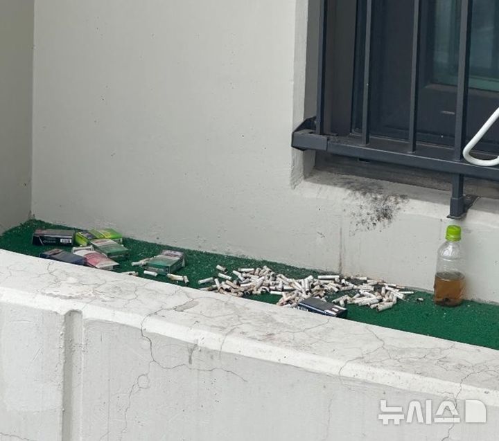 [서울=뉴시스]한 아파트 주민이 실내흡연을 하는 이웃 때문에 고통 받고 있다고 온라인커뮤니티에 사연을 올렸다. 창틀 아래에 여러 개의 담배꽁초들이 쌓여 있다. (사진=보배드림) 