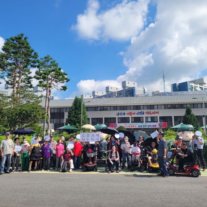 [논산=뉴시스]충남 논산시청 인근 아파트 주민들이 시청 앞 정문에서 1년 2개월째 이어지고 있는 방송 시위 때문에 일상생활이 무너졌다며 시위현장을 찾아 집단 행동을 벌이고 있다. 2025. 07. 05 photo@newsis.com *재판매 및 DB 금지