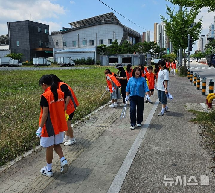 [증평=뉴시스] 충북 증평군청소년문화의집 소속 청소년운영위원회가 5일 보강천 일대에서 '줍깅데이' 캠페인을 펼치고 있다. (사진= 증평군 제공) 2025.07.05. photo@newsis.com *재판매 및 DB 금지