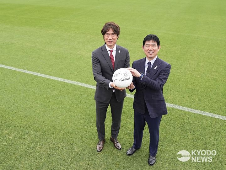 [서울=뉴시스]한일 수교 60주년 기념 특별 대담을 함께 한 홍명보 감독과 모리야스 감독. (사진=교도통신 제공)