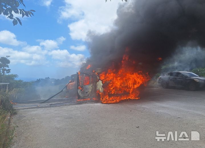 [제주=뉴시스] 5일 오후 제주시 한림읍 금오름 인근 주차장에서 차량 화재가 발생해 소방당국이 진화 작업을 벌이고 있다. (사진=제주소방안전본부 제공) 2025.07.05. photo@newsis.com