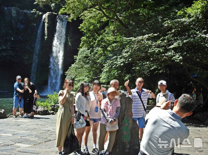 [제주=뉴시스] 오영재 기자 = 5일 오후 제주 서귀포시 서홍동 천지연폭포에서 외국인 관광객들이 단체 사진을 찍고 있다. 2025.07.05. oyj4343@newsis.com 