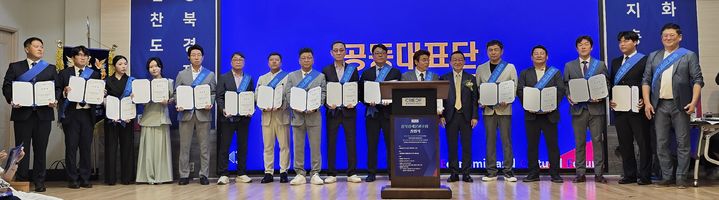 [청주=뉴시스] 이독근 기자= 5일 오후 충북 청주시 서원대 미래창조관에서 열린 충북경제문화포럼 출범식에서 공동대표단이 임명장을 받은 뒤 인사하고 있다. 2025.07.05. nulha@newsis.com *재판매 및 DB 금지