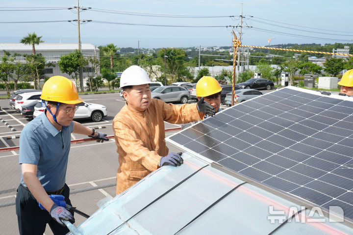 [제주=뉴시스] 오영훈 제주지사가 5일 오전 서귀포시 농업기술원을 방문해 태양광을 이용한 'RE100(재생에너지 100%) 감귤생산 모델' 실증 시설을 점검하고 있다. (사진=제주도 제공) 2025.07.05. photo@newsis.com