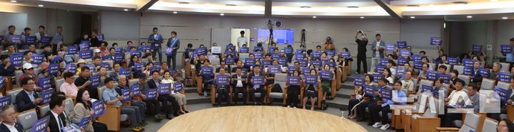 [청주=뉴시스] 이도근 기자= 5일 오후 충북 청주시 서원대 미래창조관에서 열린 충북경제문화포럼 출범식에서 참석자들이 '충북경제 힘찬도약' '문화 충북 복지 충북' 내용이 적힌 손피켓 퍼포먼스를 하고 있다. 2025.07.05.nulha@newsis.com *재판매 및 DB 금지