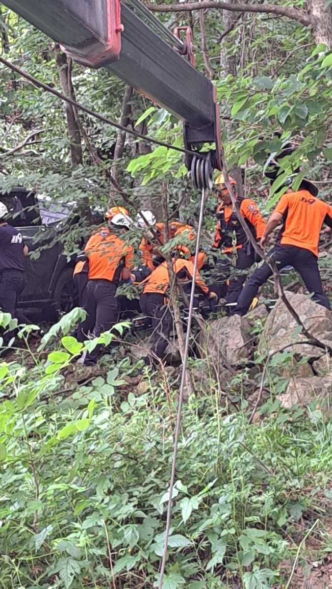 [양양=뉴시스] 양양 한계령 휴게소 인근 국도 44호선에서 차량이 추락한 가운데 소방당국이 구조에 나서고 있다.(사진=강원도소방본부 제공)photo@newsis.com *재판매 및 DB 금지