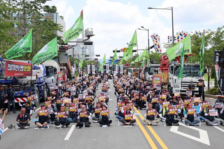 [광주=뉴시스] 건설산업연맹 전국건설노동조합 광주·전남건설기계지부가 5일 오전 광주시청 앞에서 '생존권 보장 및 법제도 안착을 위한 건설기계노동자 기자회견'과 총파업 결의대회를 열고 임금 체불 대책 마련을 촉구하고 있다. (사진=전국건설노동조합 광주·전남건설기계지부 제공) 2025.07.05. photo@newsis.com *재판매 및 DB 금지