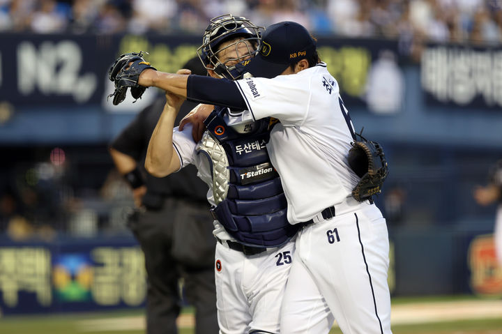 [서울=뉴시스] 프로야구 두산 베어스의 최원준과 양의지. (사진 = 두산 베어스 제공) *재판매 및 DB 금지