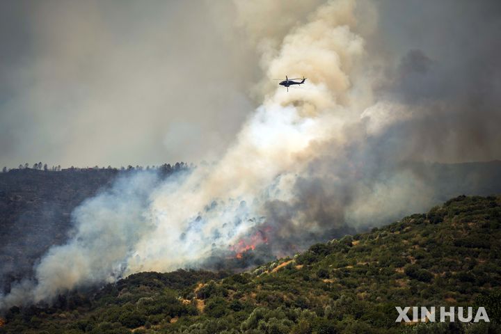 [ 이스탄불=신화/뉴시스] 튀르키예 북서부 인기 관광지인 차나칼레 주에서 8월 16일 발생한 산불이 폭염과 강풍으로 인해 빠르게 확산되고 있다고 현지 당국과 튀르키예 농림부가 발표했다.&nbsp; 사진은 7월 4일 에게 해변의 이즈미르 주에서 산불이 발생해 소방 헬기가 진화작업을 하는 광경. 2025. 08.17.&nbsp; 