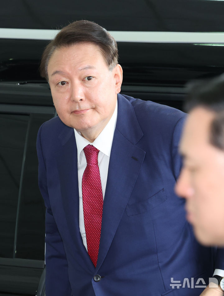 [서울=뉴시스] 배훈식 기자 = 윤석열 전 대통령이 5일 오전 서울 서초구 서울고등검찰청에 마련된 내란 특검 사무실로 출석하고 있다. 2025.07.05. dahora83@newsis.com