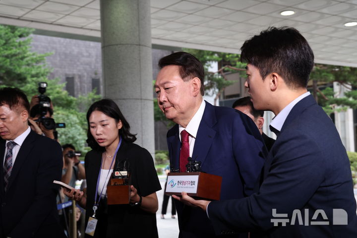 [서울=뉴시스] 배훈식 기자 = 윤석열 전 대통령이 5일 오전 서울 서초구 서울고등검찰청에 마련된 내란 특검 사무실로 출석하며 취재진의 질문에 답하지 않고 있다. (공동취재) 2025.07.05. photo@newsis.com