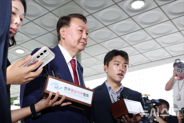 [서울=뉴시스] 배훈식 기자 = 윤석열 전 대통령이 5일 오전 서초구 서울고등검찰청에 마련된 내란특검에서 2차 대면조사를 받기 위해 출석하며 취재진의 질문에는 입을 닫고 있다. (공동취재) 2025.07.05. photo@newsis.com