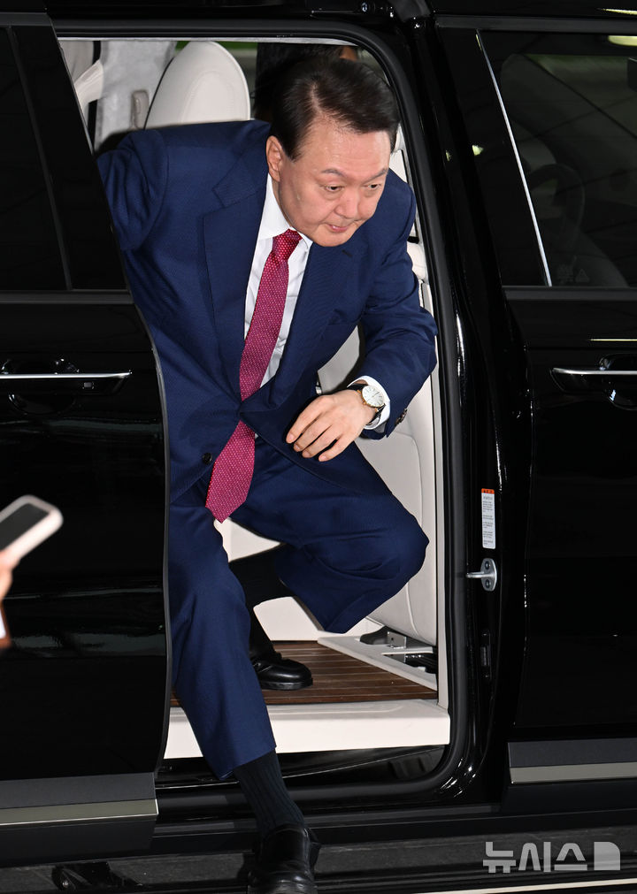[서울=뉴시스] 배훈식 기자 = 윤석열 전 대통령이 5일 오전 서초구 서울고등검찰청에 마련된 내란특검에서 2차 대면조사를 받기 위해 출석하고 있다. (공동취재) 2025.07.05. photo@newsis.com