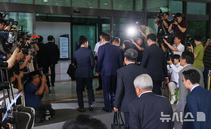 [서울=뉴시스] 배훈식 기자 = 윤석열 전 대통령이 5일 오전 서초구 서울고등검찰청에 마련된 내란특검에서 2차 대면조사를 받기 위해 출석하고 있다. (공동취재) 2025.07.05. photo@newsis.com