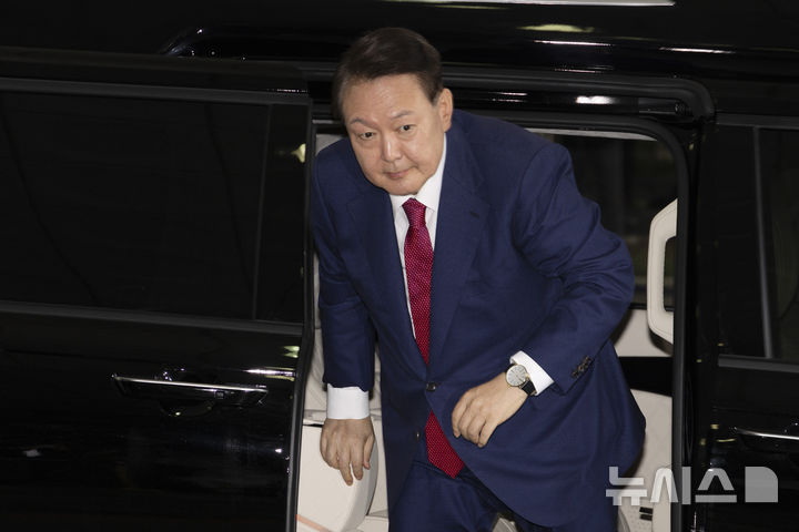 [서울=뉴시스] 배훈식 기자 = 윤석열 전 대통령이 5일 오전 서초구 서울고등검찰청에 마련된 내란특검에서 2차 대면조사를 받기 위해 출석하고 있다. (공동취재) 2025.07.05. photo@newsis.com