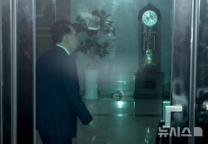 [서울=뉴시스] 배훈식 기자 = 윤석열 전 대통령이 5일 오전 서초구 서울고등검찰청에 마련된 내란특검에서 2차 대면조사를 받기 위해 출석하고 있다. (공동취재) 2025.07.05. photo@newsis.com