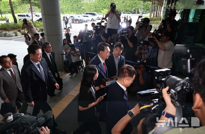 [서울=뉴시스] 배훈식 기자 = 윤석열 전 대통령이 5일 오전 서초구 서울고등검찰청에 마련된 내란특검에서 2차 대면조사를 받기 위해 출석하고 있다. (공동취재) 2025.07.05. photo@newsis.com