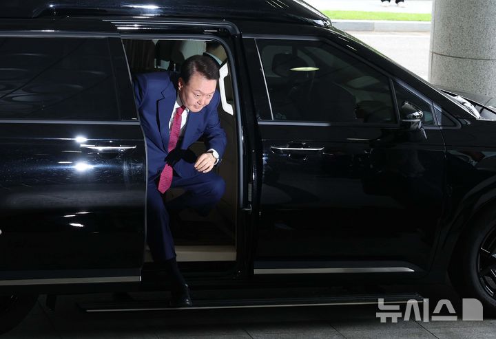 [서울=뉴시스] 배훈식 기자 = 윤석열 전 대통령이 5일 오전 서초구 서울고등검찰청에 마련된 내란특검에서 2차 대면조사를 받기 위해 출석하고 있다. (공동취재) 2025.07.05. photo@newsis.com
