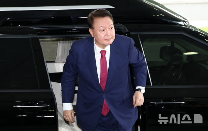 [서울=뉴시스] 배훈식 기자 = 윤석열 전 대통령이 지난 5일 오전 서초구 서울고등검찰청에 마련된 내란특검에서 2차 대면조사를 받기 위해 출석하고 있다. (공동취재) 2025.07.07. photo@newsis.com