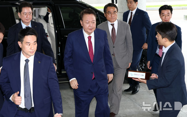 [서울=뉴시스] 배훈식 기자 = 윤석열 전 대통령이 5일 오전 서초구 서울고등검찰청에 마련된 내란특검에서 2차 대면조사를 받기 위해 출석하고 있다. (공동취재) 2025.07.05. photo@newsis.com