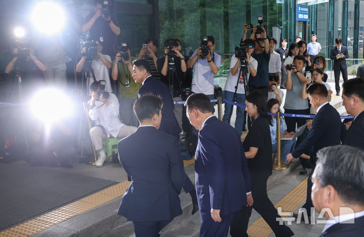 [서울=뉴시스] 배훈식 기자 = 윤석열 전 대통령이 5일 오전 서초구 서울고등검찰청에 마련된 내란특검에서 2차 대면조사를 받기 위해 출석하고 있다. (공동취재) 2025.07.05. photo@newsis.com