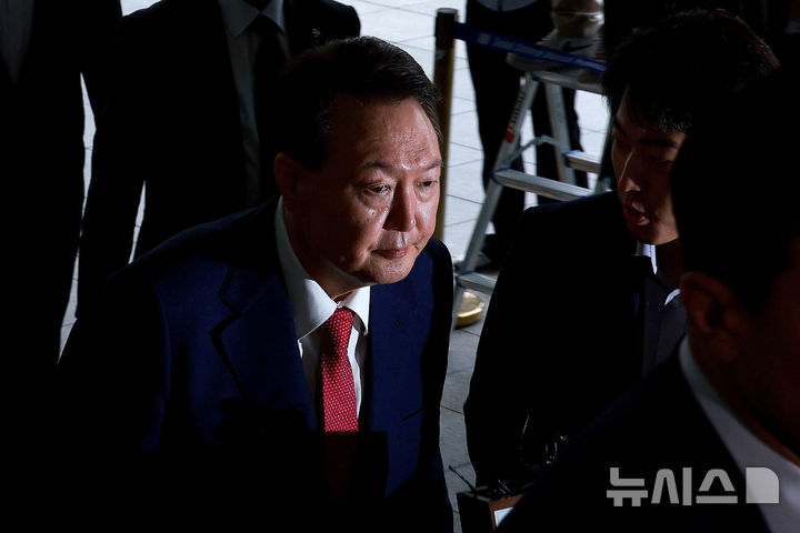 [서울=뉴시스] 배훈식 기자 = 윤석열 전 대통령이 5일 오전 서초구 서울고등검찰청에 마련된 내란특검에서 2차 대면조사를 받기 위해 출석하고 있다. (공동취재) 2025.07.05. photo@newsis.com