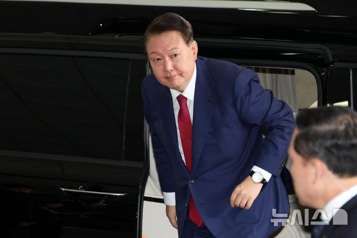 [서울=뉴시스] 배훈식 기자 = 윤석열 전 대통령이 5일 오전 서초구 서울고등검찰청에 마련된 내란특검에서 2차 대면조사를 받기 위해 출석하고 있다. (공동취재) 2025.07.05. photo@newsis.com