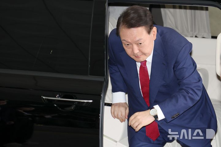 [서울=뉴시스] 배훈식 기자 = 윤석열 전 대통령이 5일 오전 서초구 서울고등검찰청에 마련된 내란특검에서 2차 대면조사를 받기 위해 출석하고 있다. (공동취재) 2025.07.05. photo@newsis.com