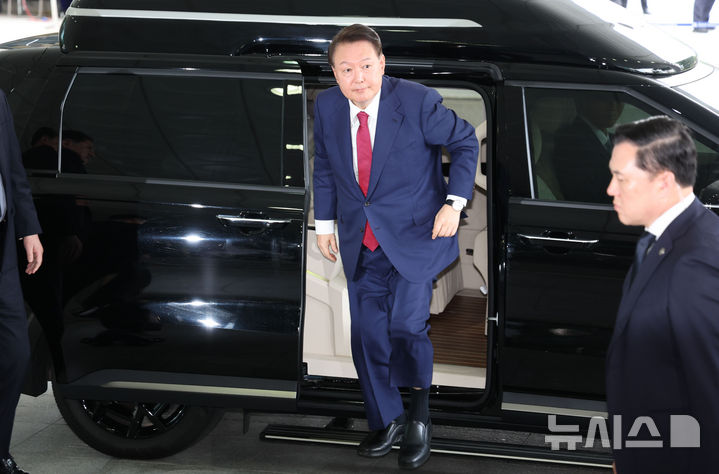 [서울=뉴시스] 배훈식 기자 = 윤석열 전 대통령이 7월 5일 오전 서초구 서울고등검찰청에 마련된 내란특검에서 2차 대면조사를 받기 위해 출석하고 있다. (공동취재) 2025.07.05. photo@newsis.com