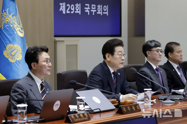 [서울=뉴시스] 최동준 기자 = 이재명 대통령이 5일 서울 용산 대통령실 청사에서 열린 국무회의에서 발언하고 있다. 2025.07.05. photocdj@newsis.com