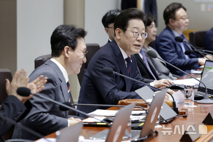 [서울=뉴시스] 최동준 기자 = 이재명 대통령이 5일 서울 용산 대통령실 청사에서 열린 국무회의에서 김민석 국무총리 환영 발언을 하고 있다. 2025.07.05. photocdj@newsis.com