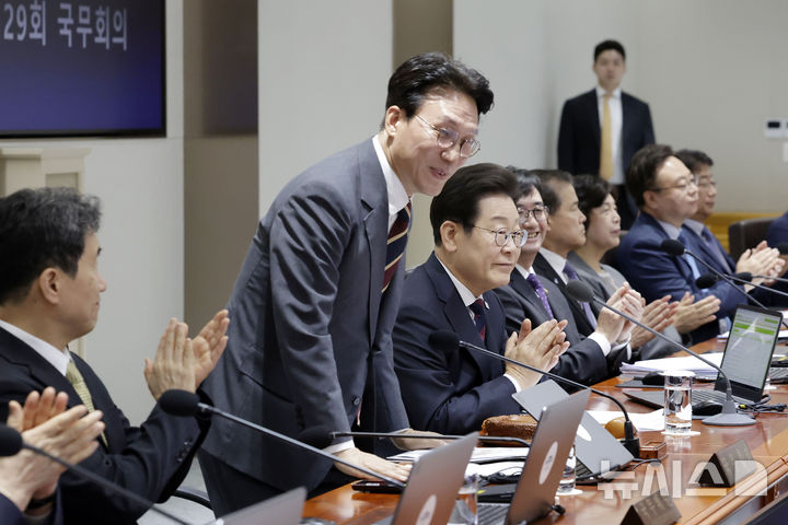 [서울=뉴시스] 최동준 기자 = 이재명 대통령을 비롯한 국무위원이 5일 서울 용산 대통령실 청사에서 열린 국무회의에서 김민석 국무총리를 환영하고 있다. 2025.07.05. photocdj@newsis.com